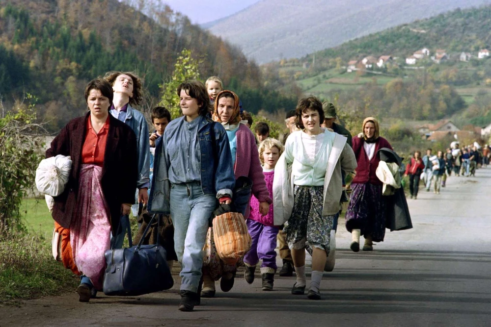 bosnian-women-flee-balkans-wars-159812616